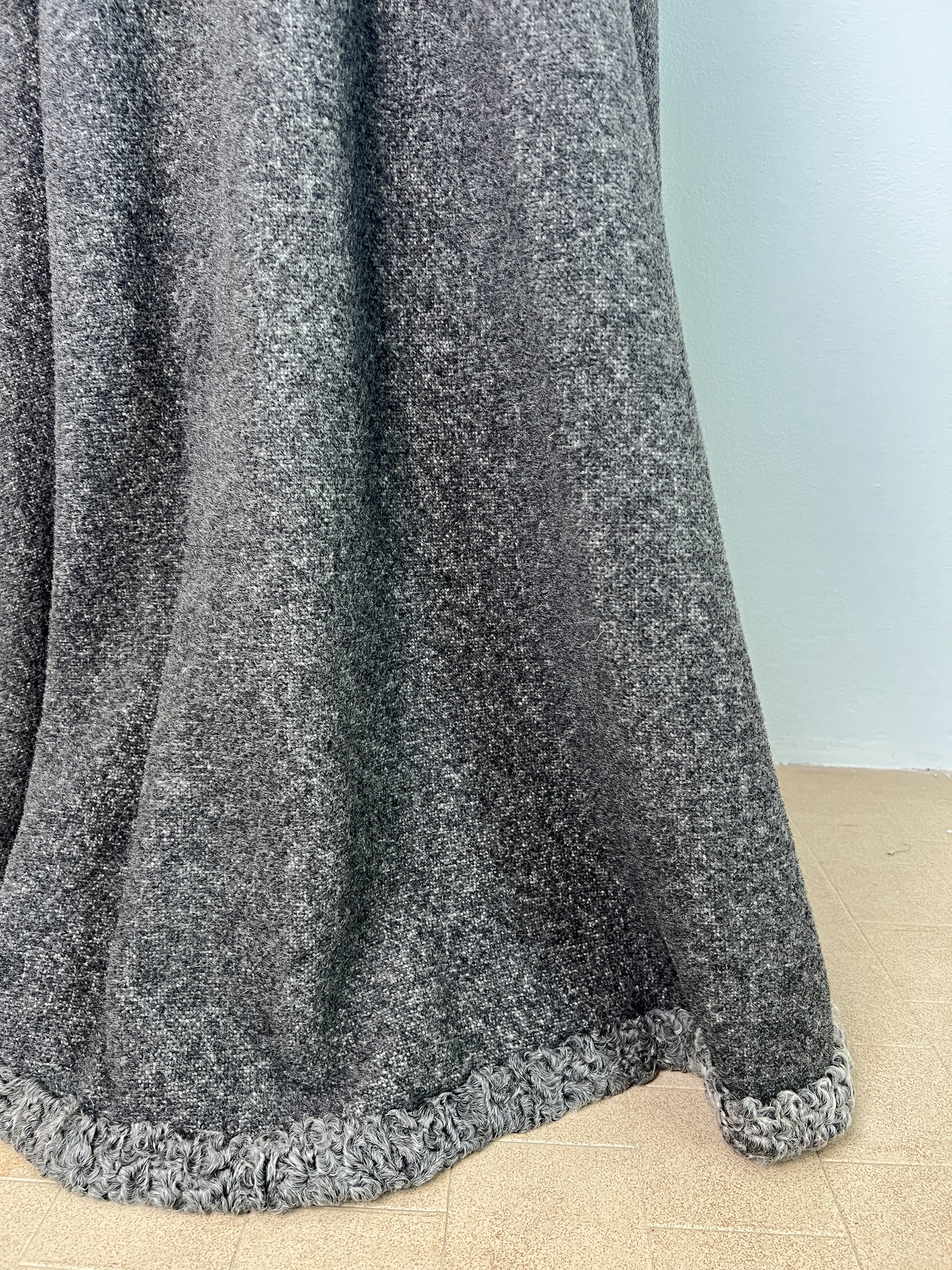 Gonna sartoriale a ruota anni 70 in lana operata con fondo in pelliccia