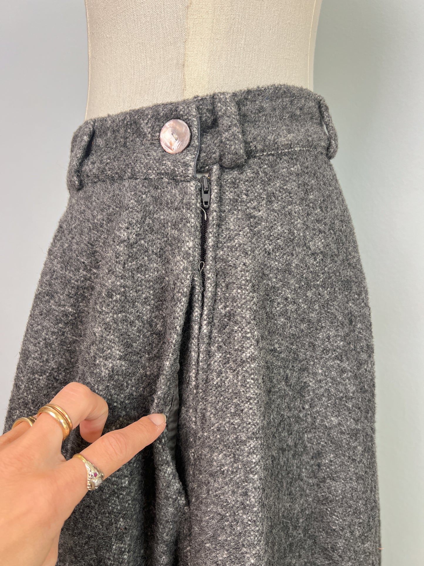 Gonna sartoriale a ruota anni 70 in lana operata con fondo in pelliccia