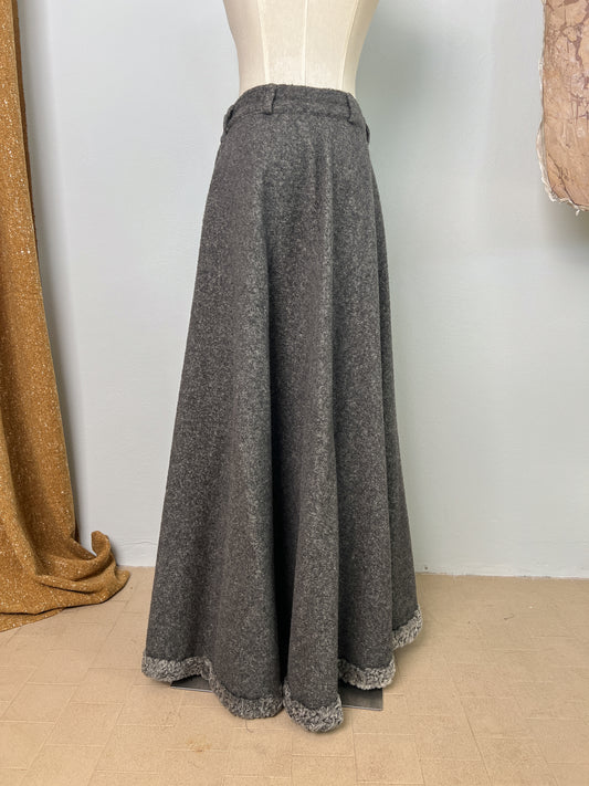 Gonna sartoriale a ruota anni 70 in lana operata con fondo in pelliccia