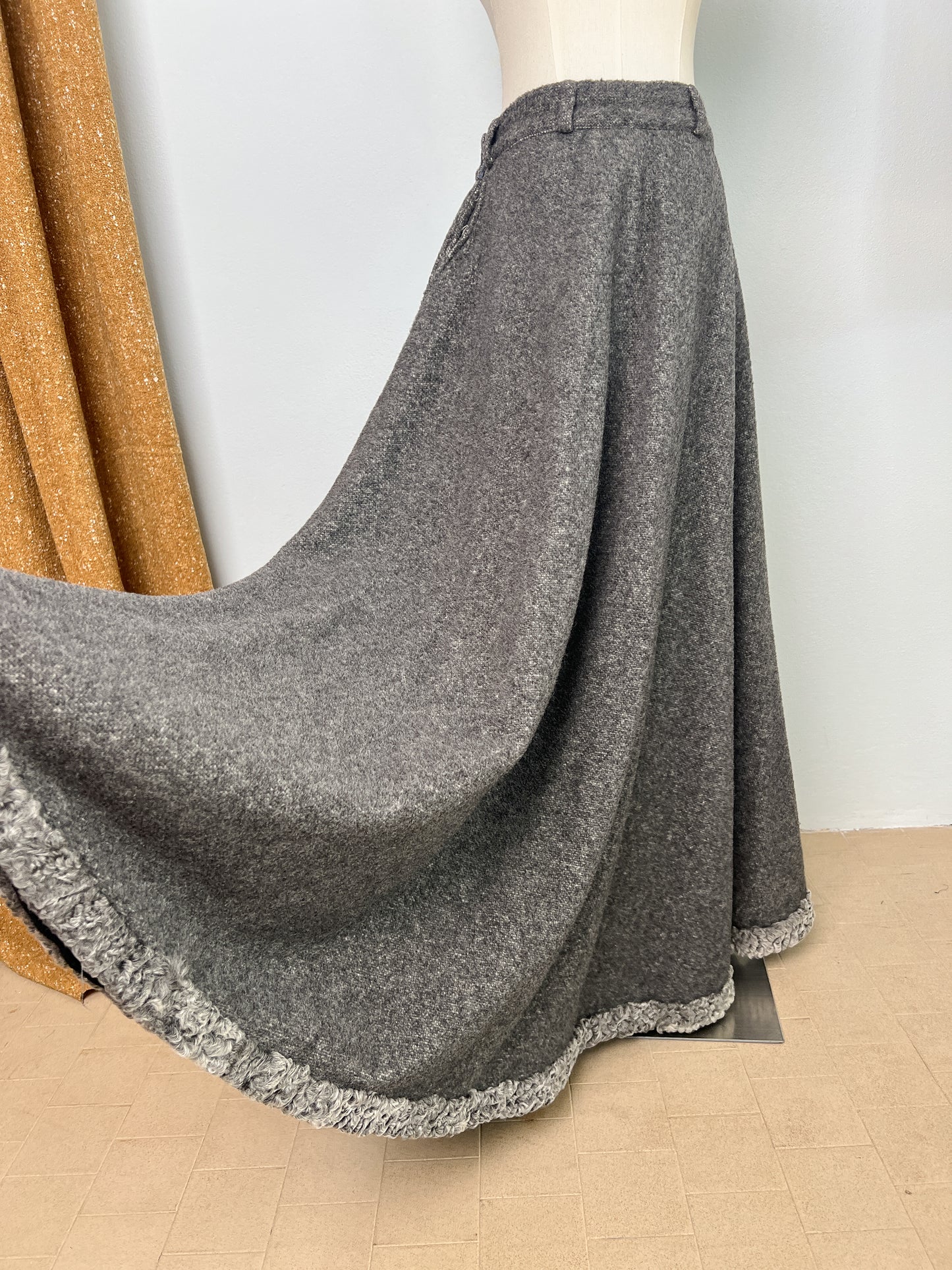 Gonna sartoriale a ruota anni 70 in lana operata con fondo in pelliccia