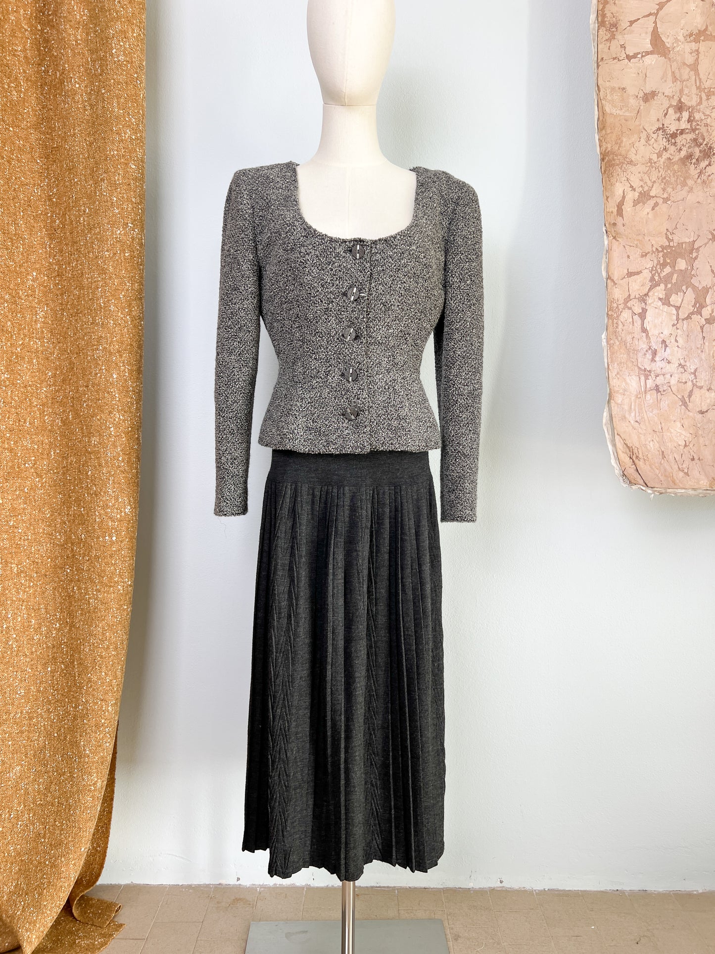 Gonna in jersey grigia con baschina e plissettatura asimmetrica