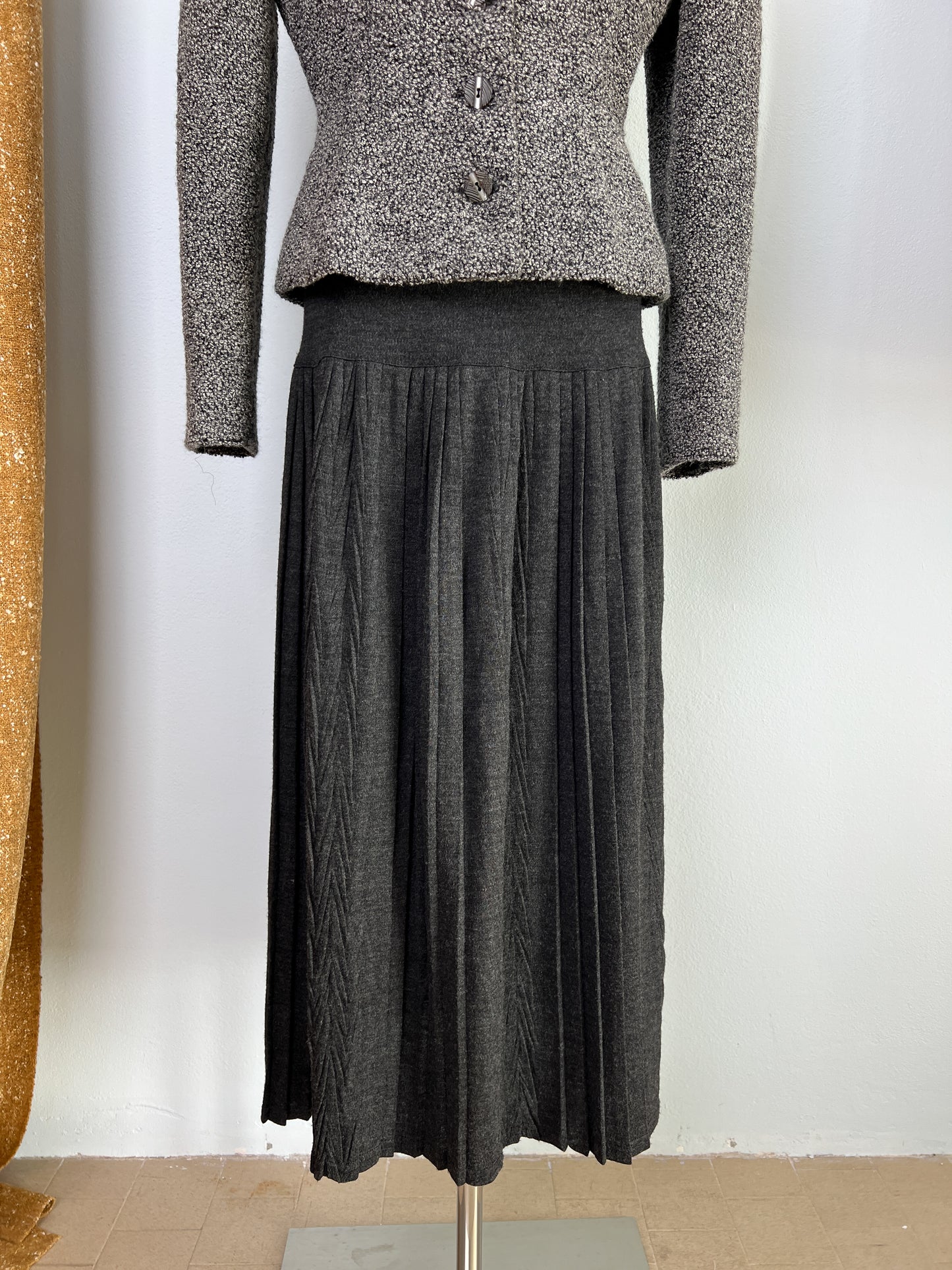 Gonna in jersey grigia con baschina e plissettatura asimmetrica