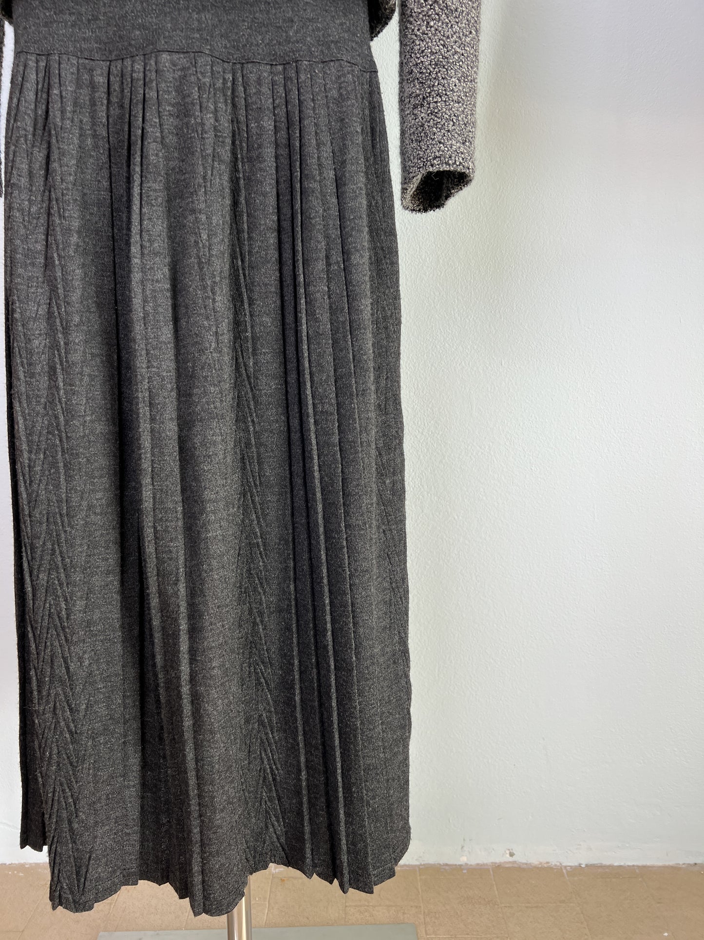 Gonna in jersey grigia con baschina e plissettatura asimmetrica