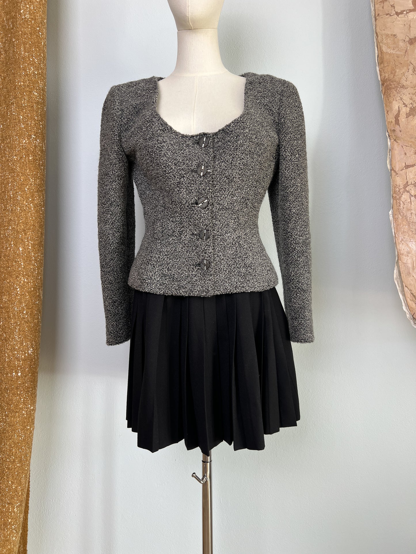 Gonna mini con pieghe sartoriale con fascia a v in vita