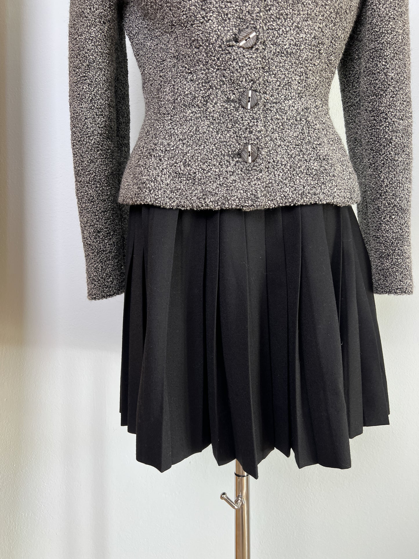 Gonna mini con pieghe sartoriale con fascia a v in vita