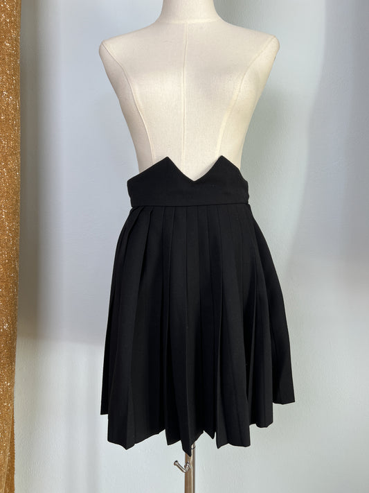 Gonna mini con pieghe sartoriale con fascia a v in vita