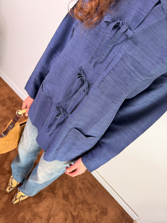 Camicia in seta shantung con nodi blu