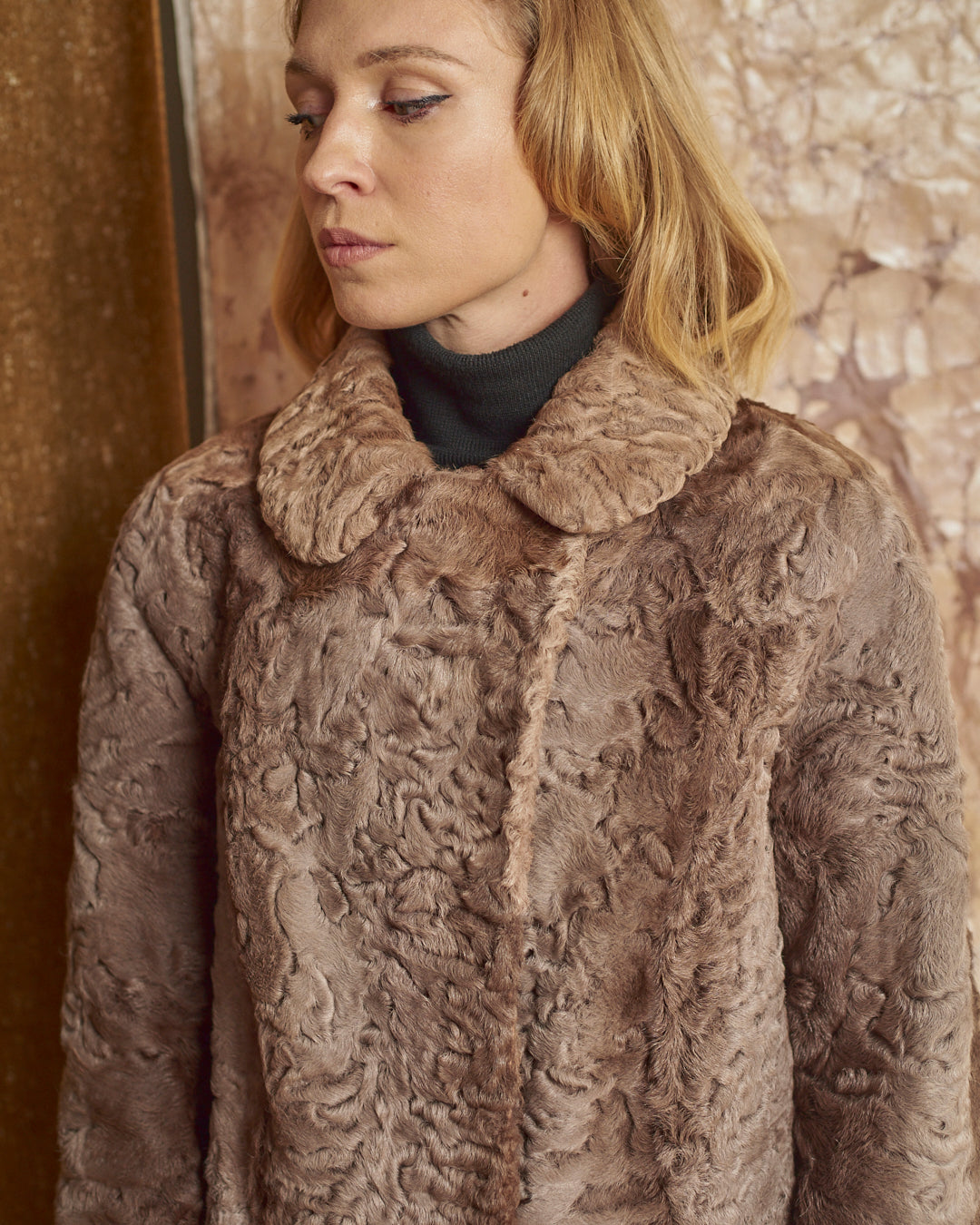 Cappotto in pelliccia astrakan anni 60 rosa cipria