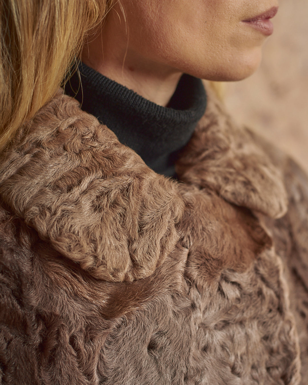 Cappotto in pelliccia astrakan anni 60 rosa cipria