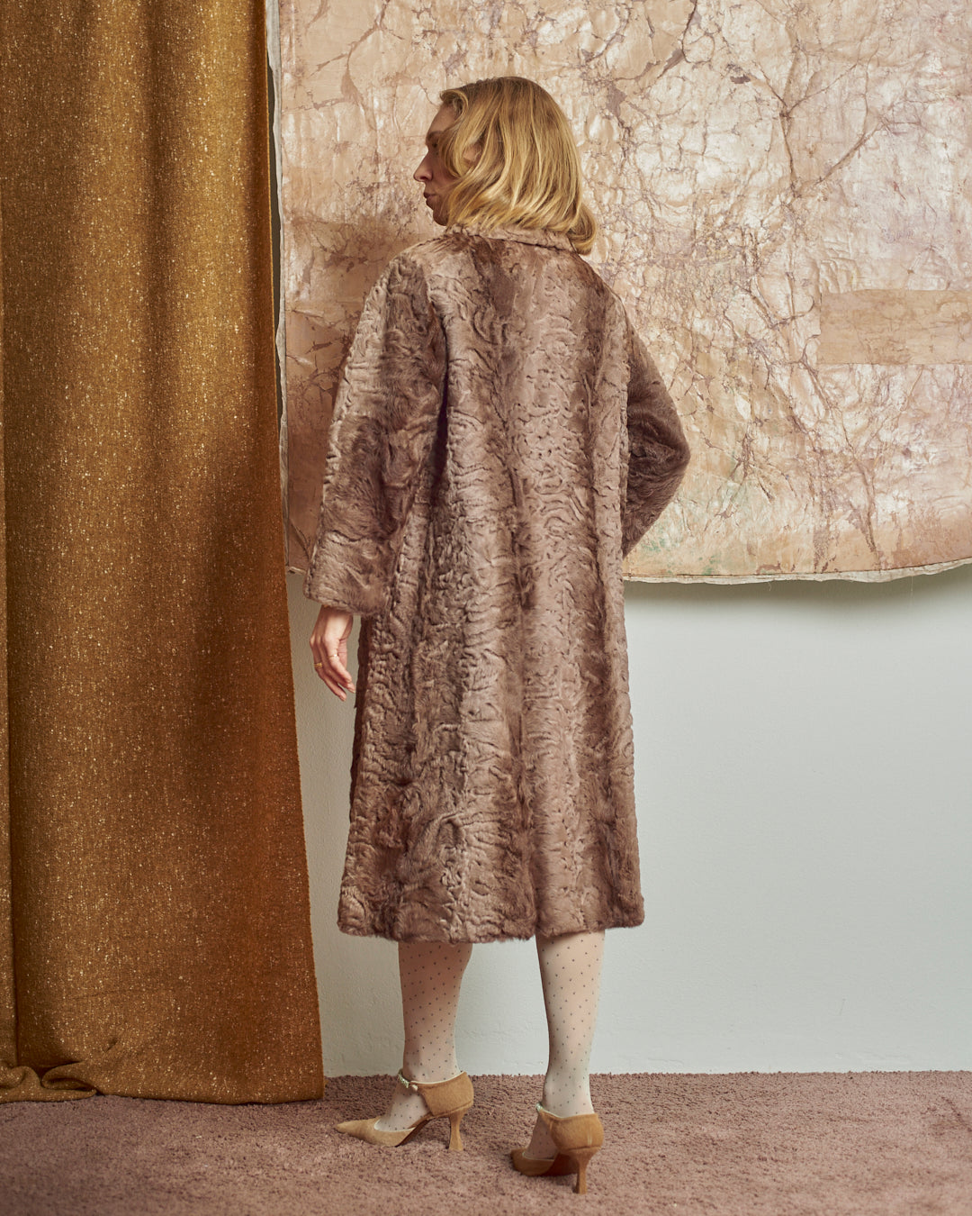 Cappotto in pelliccia astrakan anni 60 rosa cipria