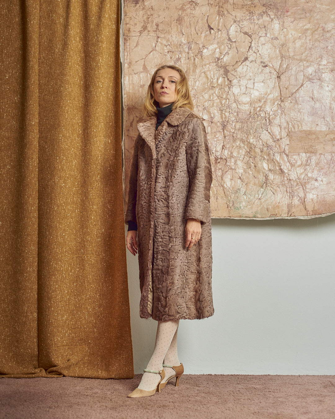 Cappotto in pelliccia astrakan anni 60 rosa cipria