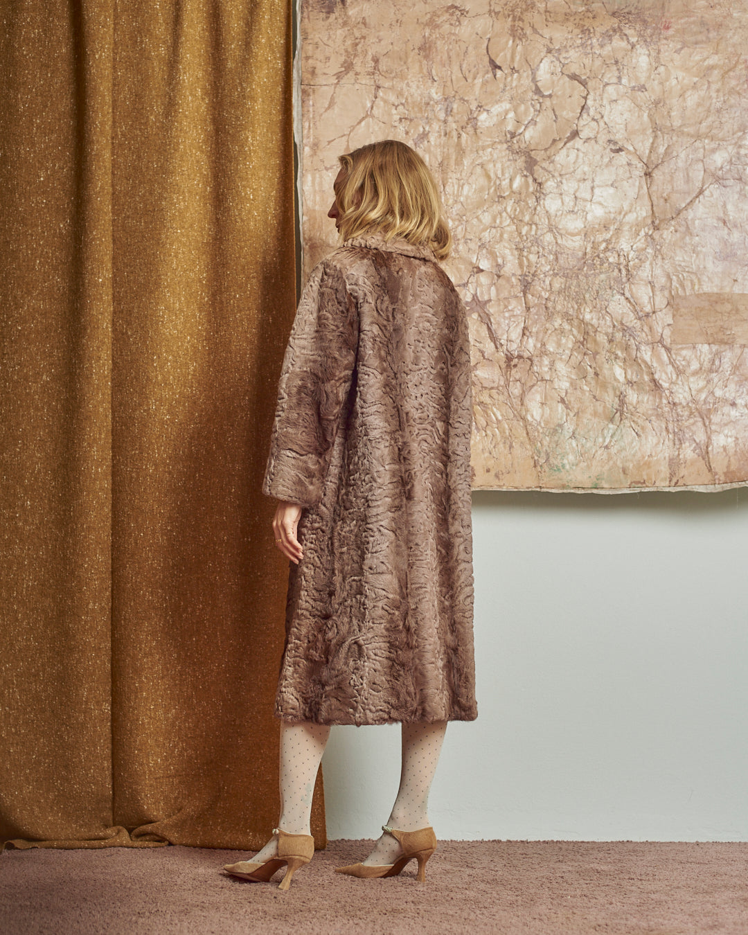 Cappotto in pelliccia astrakan anni 60 rosa cipria