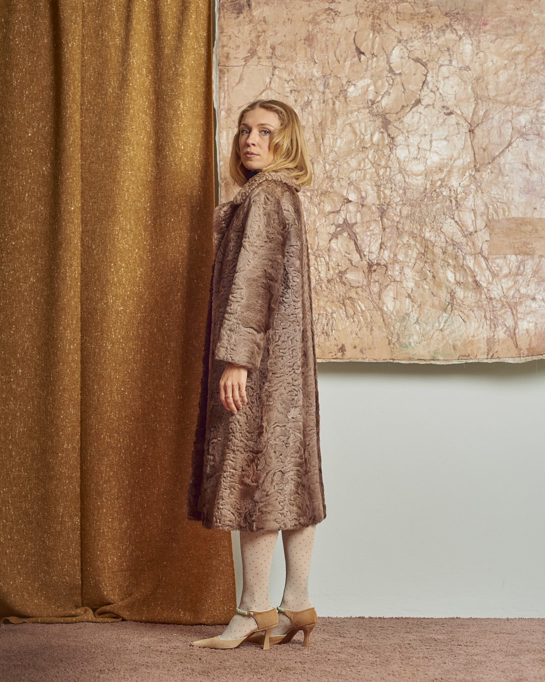 Cappotto in pelliccia astrakan anni 60 rosa cipria