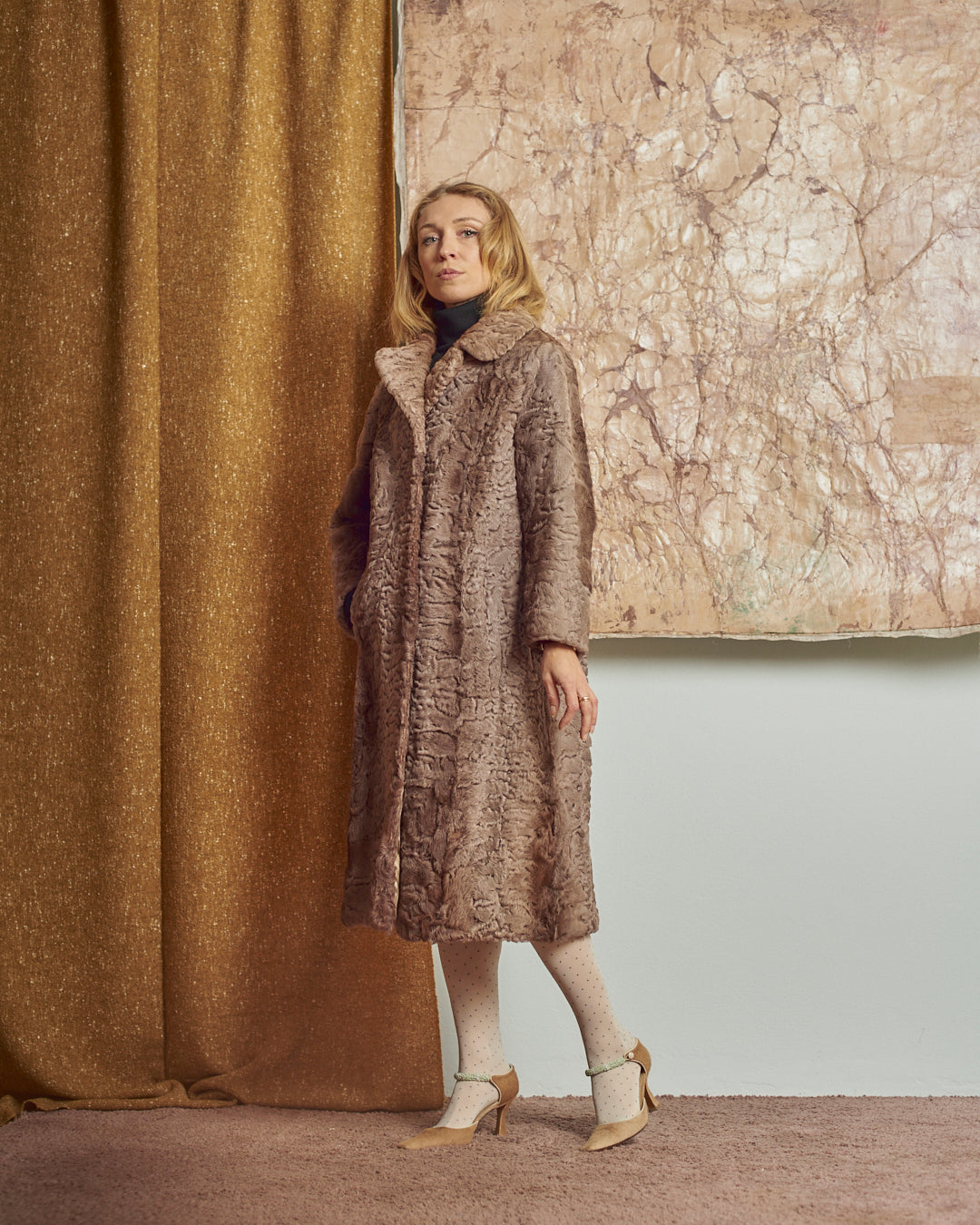 Cappotto in pelliccia astrakan anni 60 rosa cipria