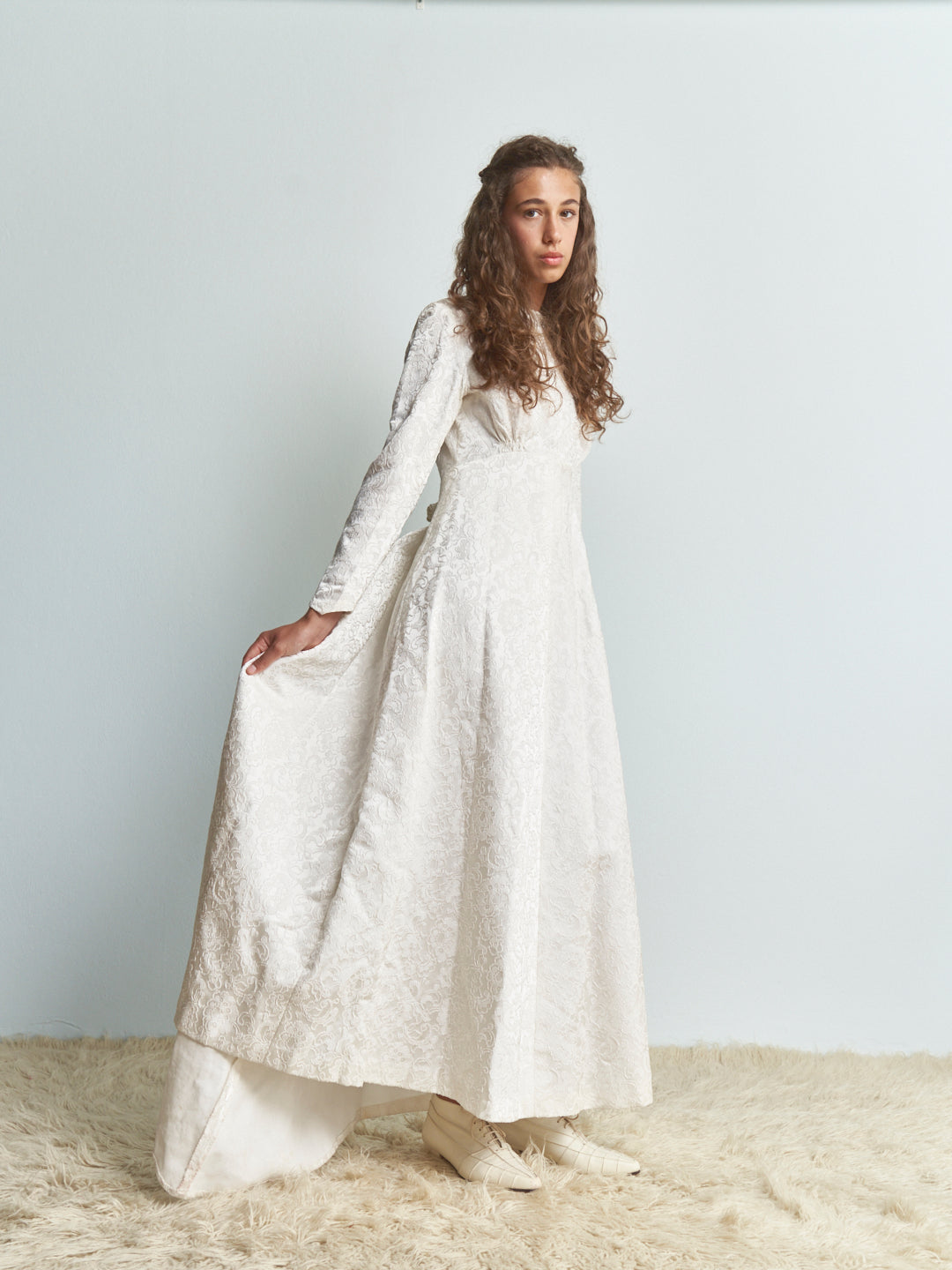 Abito da Sposa fine anni 50 in broccato bianco con rose applicate