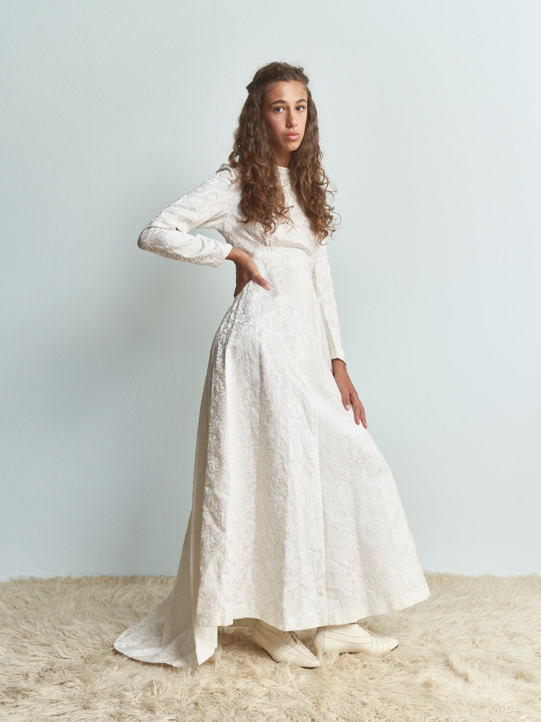 Abito da Sposa fine anni 50 in broccato bianco con rose applicate