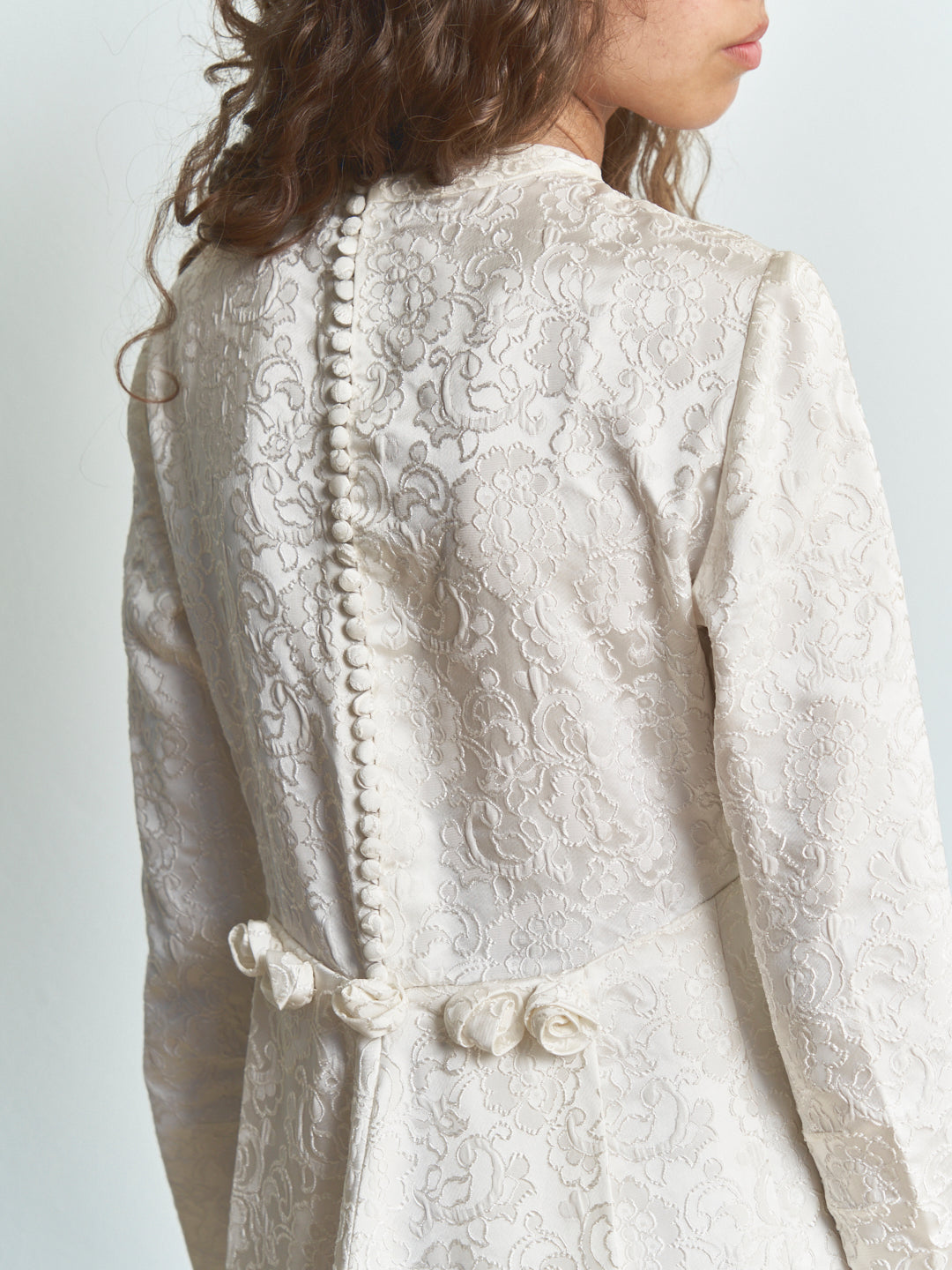 Abito da Sposa fine anni 50 in broccato bianco con rose applicate