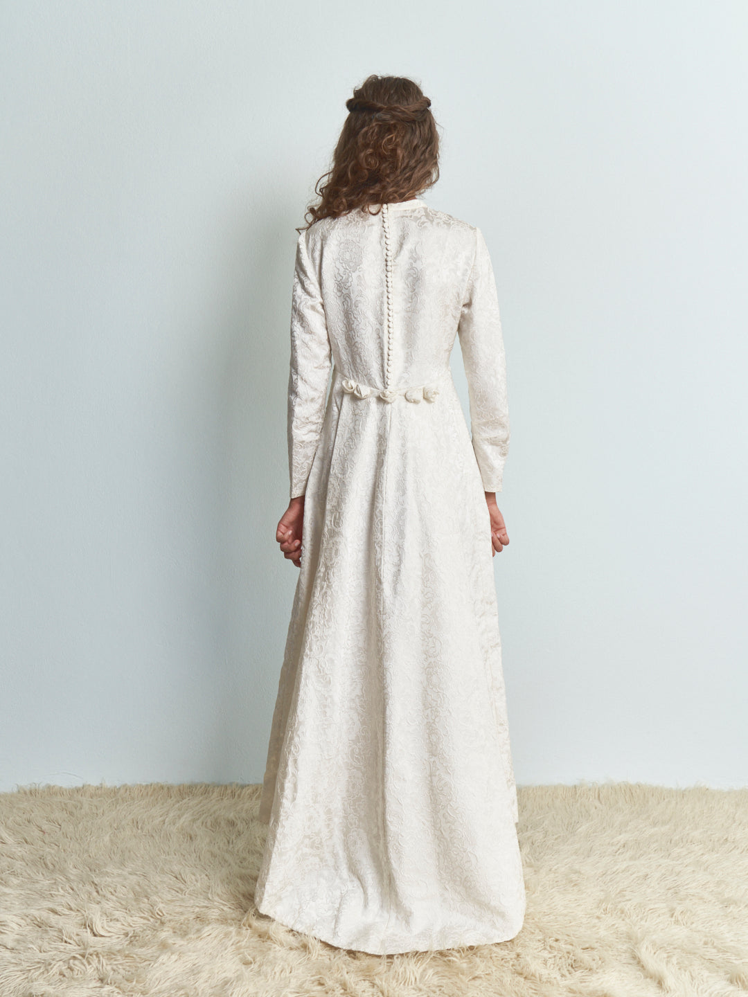Abito da Sposa fine anni 50 in broccato bianco con rose applicate
