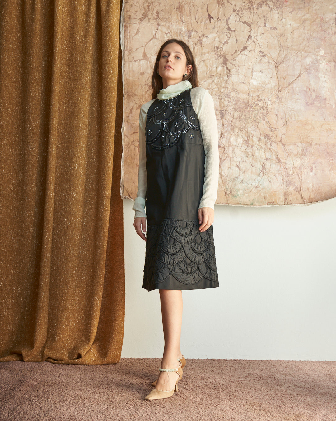 Abito anni 60 nero in seta con tessuto manipolato a mano, collo americano