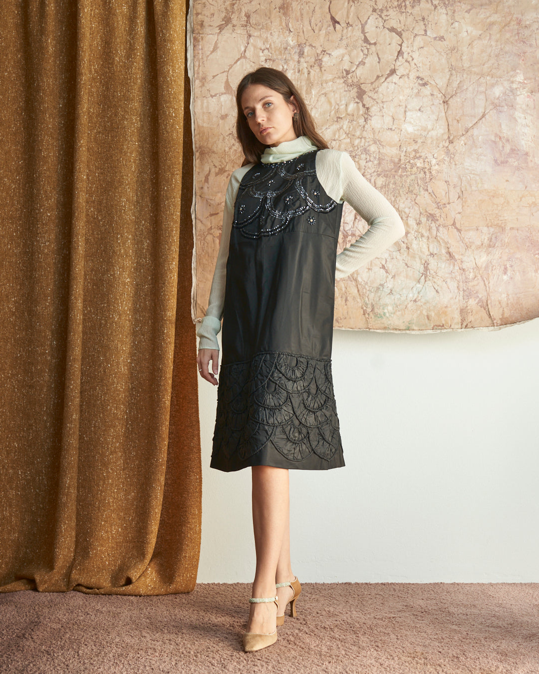 Abito anni 60 nero in seta con tessuto manipolato a mano, collo americano