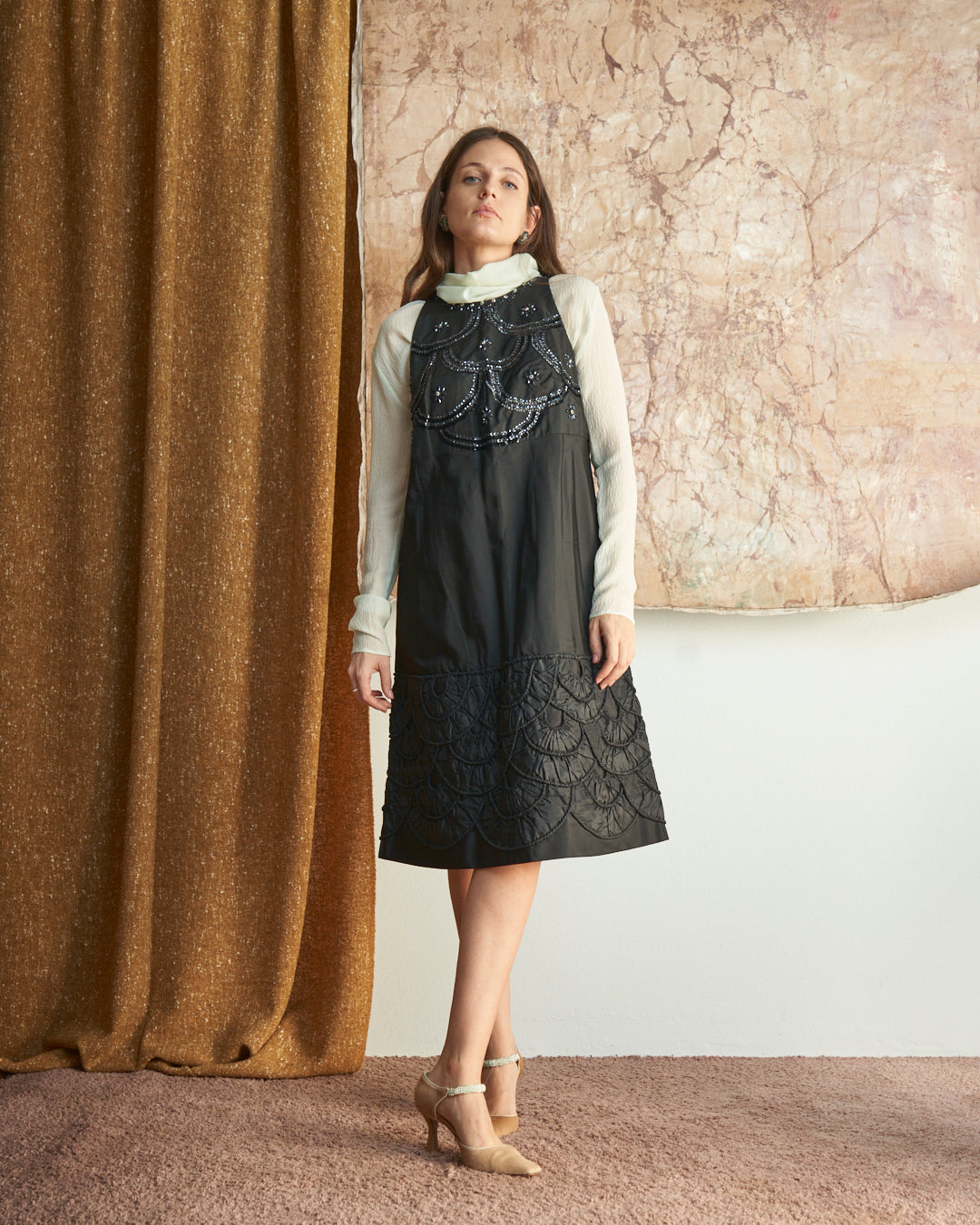 Abito anni 60 nero in seta con tessuto manipolato a mano, collo americano