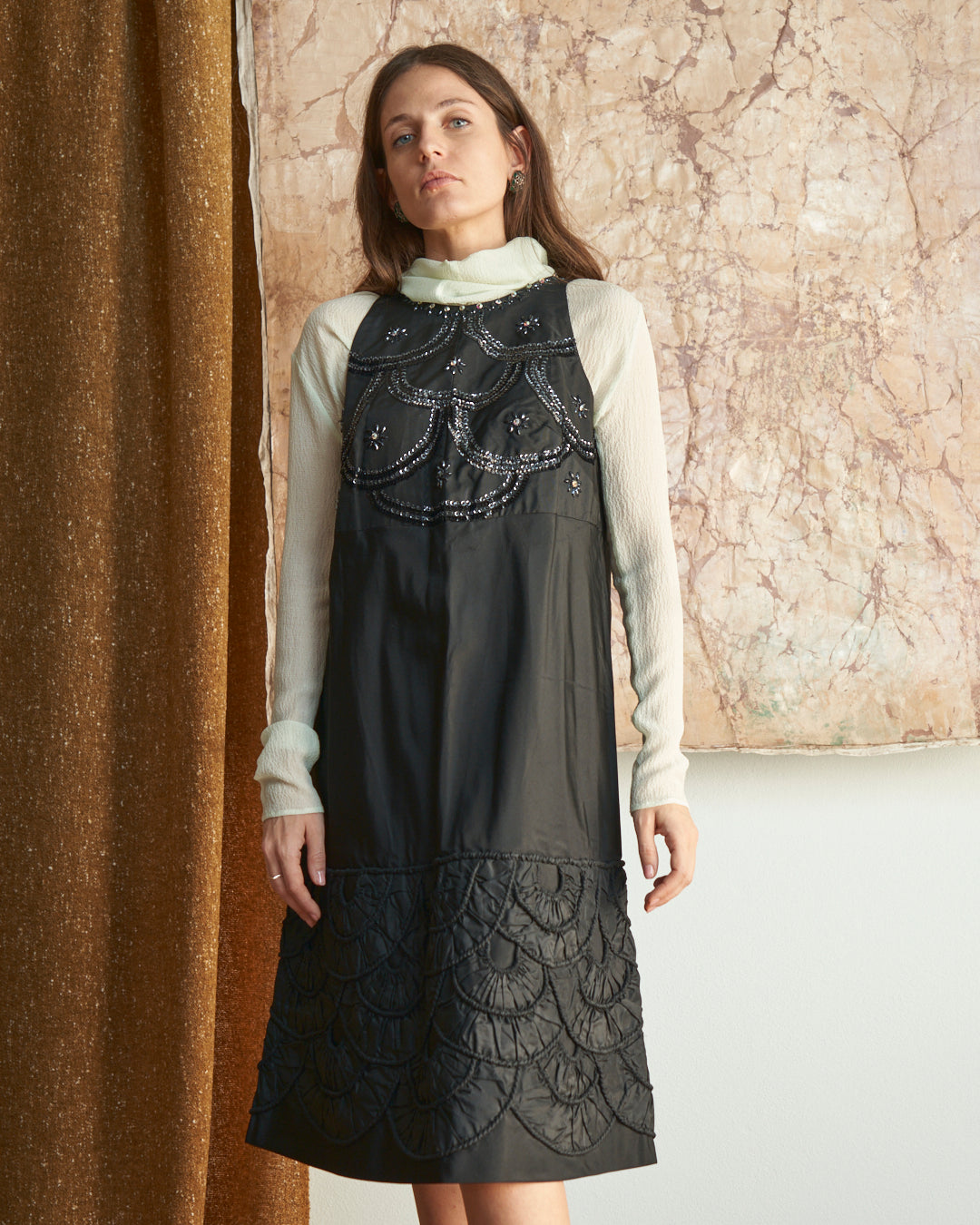 Abito anni 60 nero in seta con tessuto manipolato a mano, collo americano