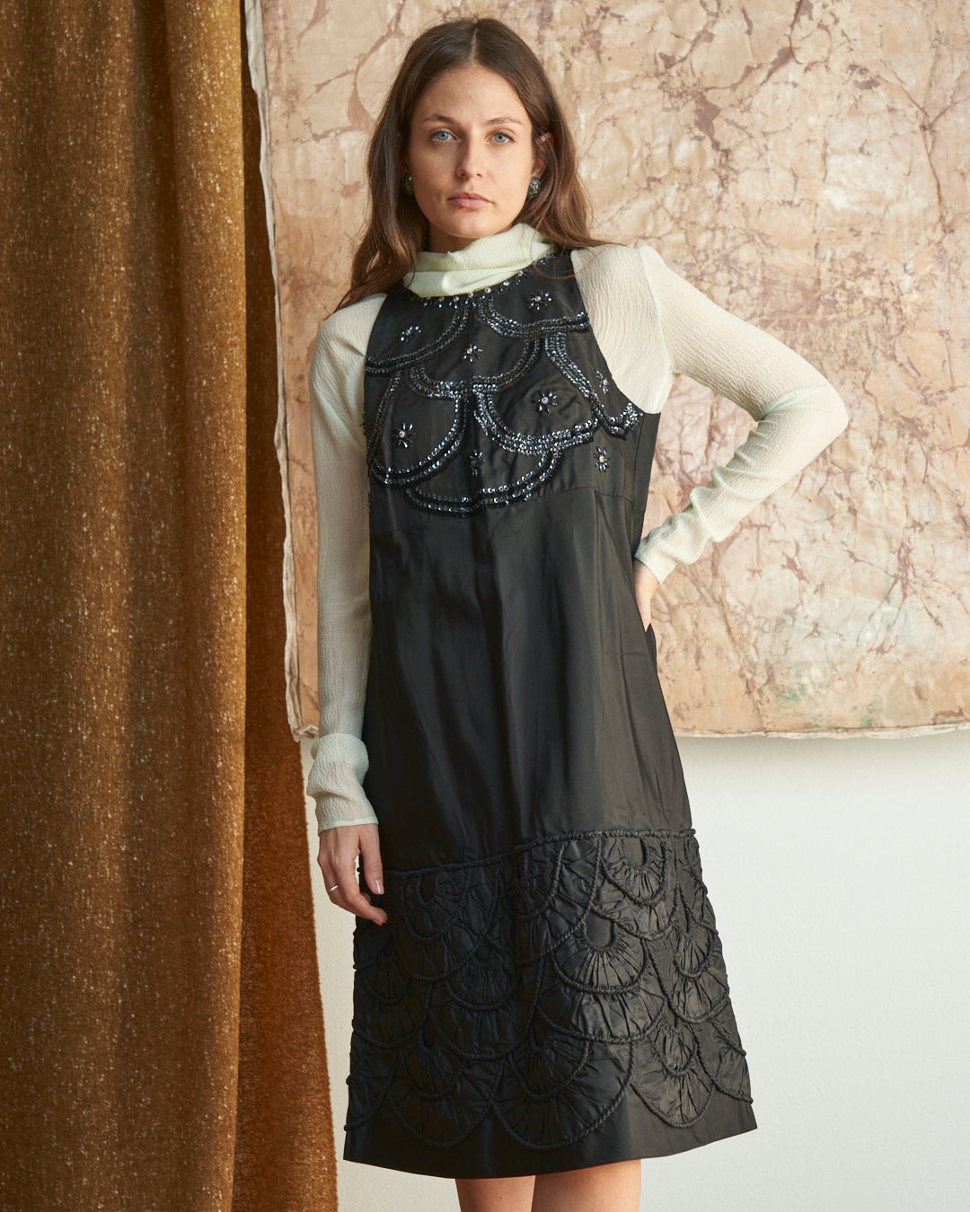 Abito anni 60 nero in seta con tessuto manipolato a mano, collo americano