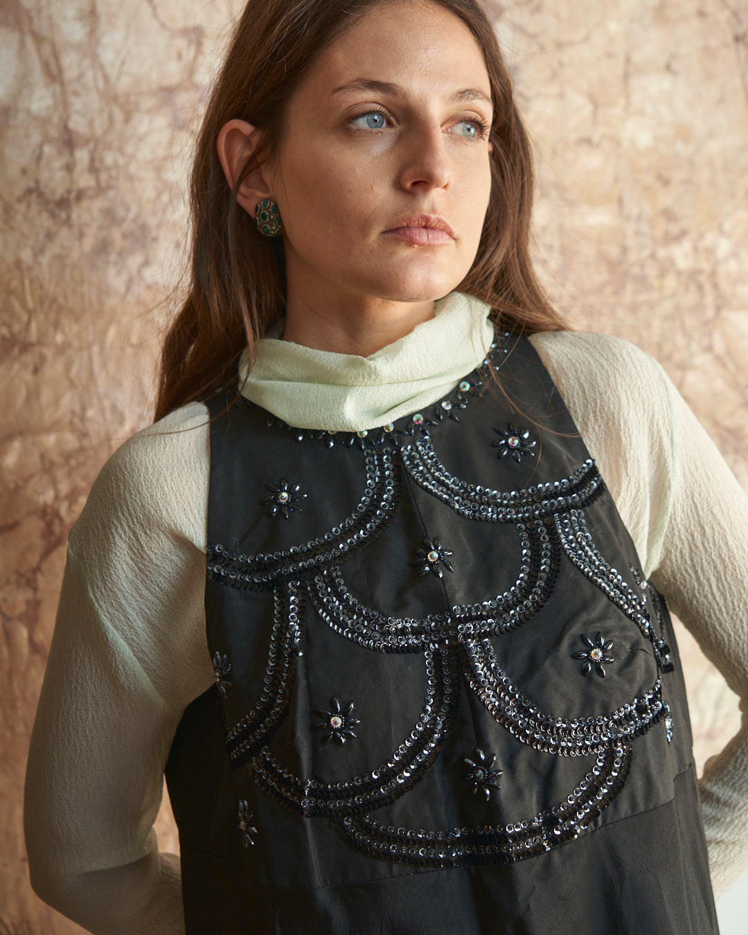 Abito anni 60 nero in seta con tessuto manipolato a mano, collo americano