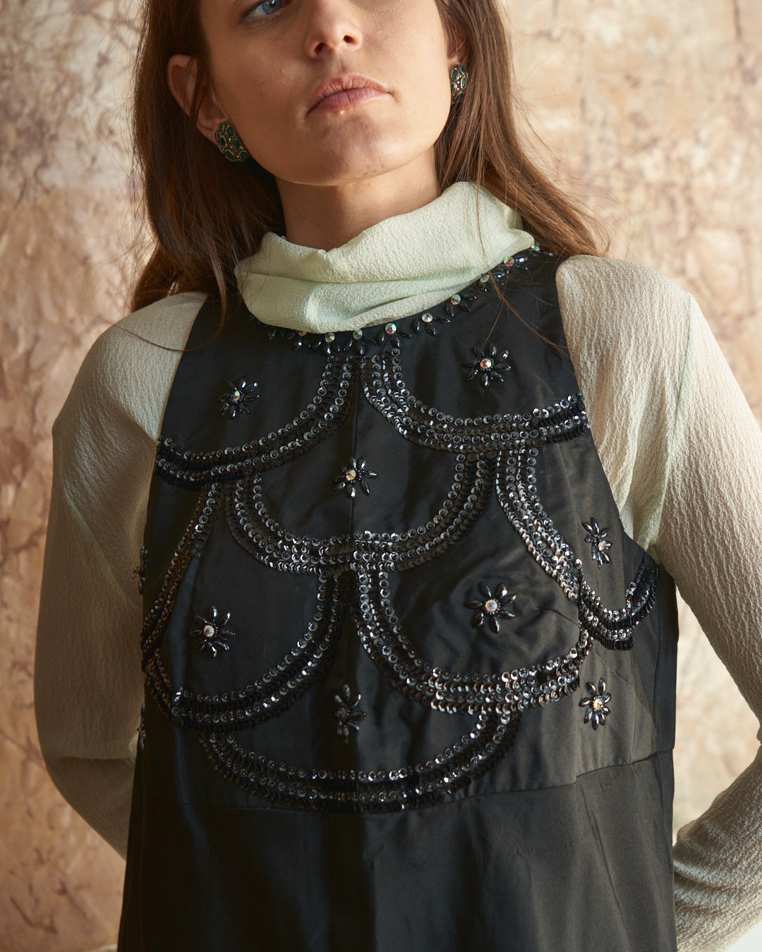 Abito anni 60 nero in seta con tessuto manipolato a mano, collo americano