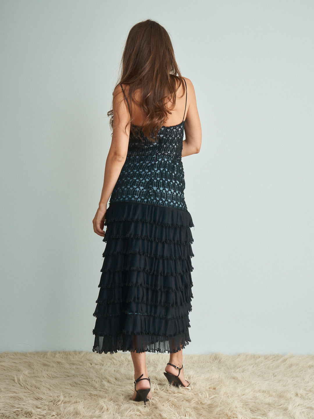 Abito anni 80 con balze plissettate e pizzo macramé