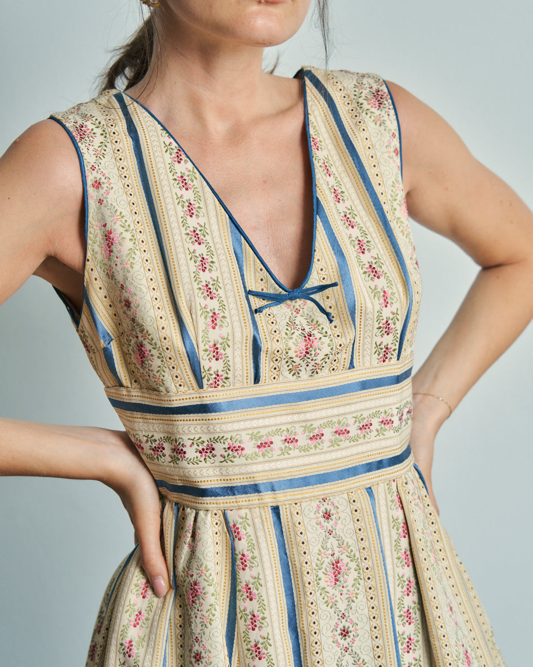 Abito vintage in tessuto jacquard tapestry romantico