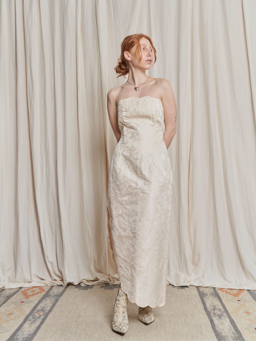 Abito da sposa in seta vintage minimal con orli ondulati