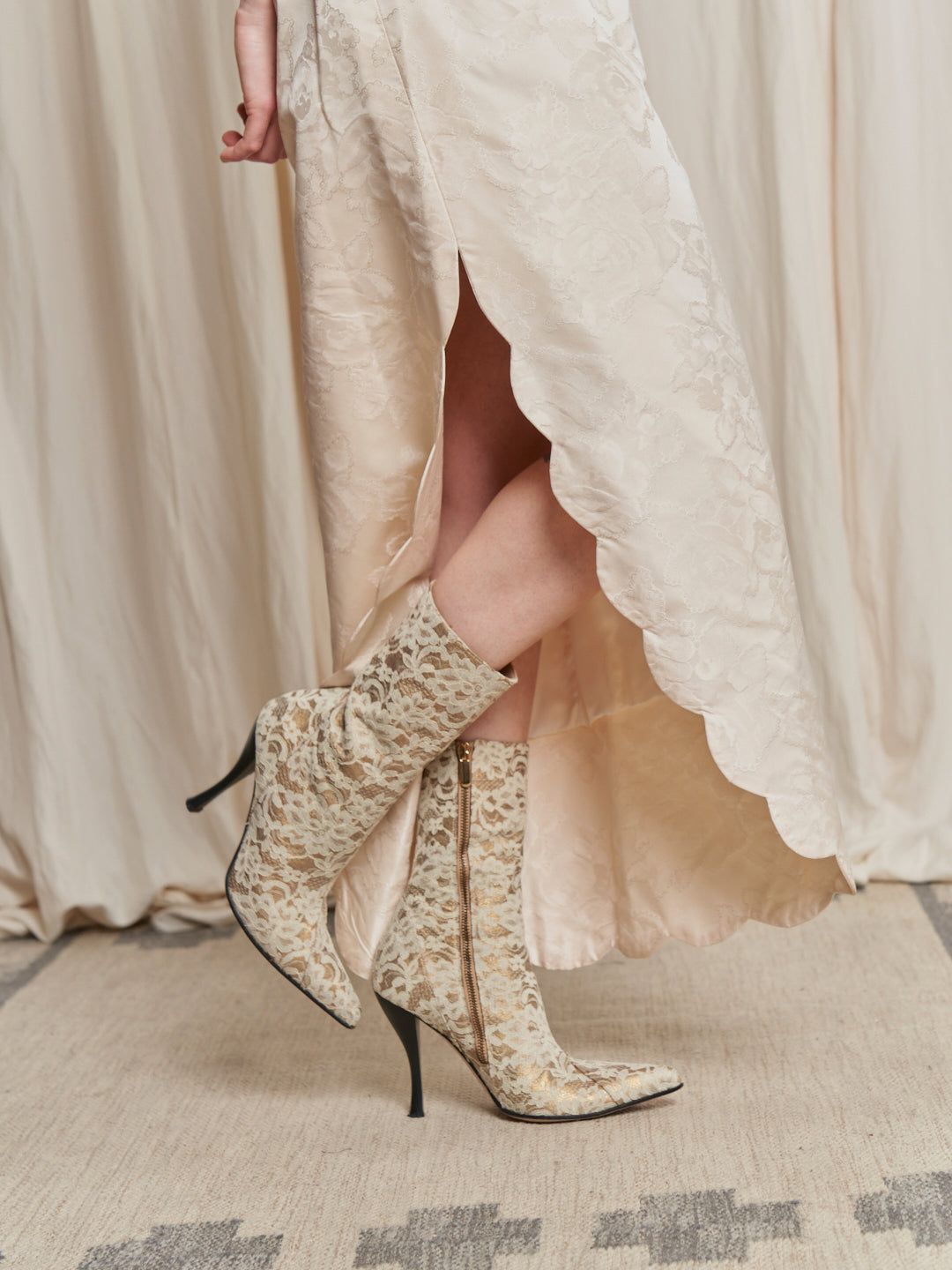 Abito da sposa in seta vintage minimal con orli ondulati