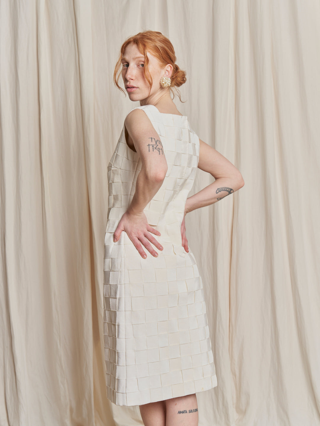 Abito bianco anni 60 sartoriale in gros grain intrecciato a mano.