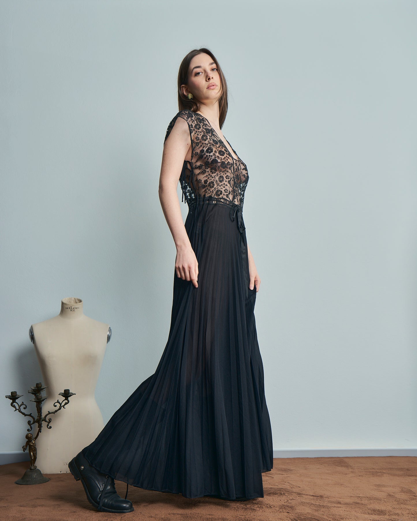 Abito lingerie anni 70 con gonna plissettata e bustino in pizzo