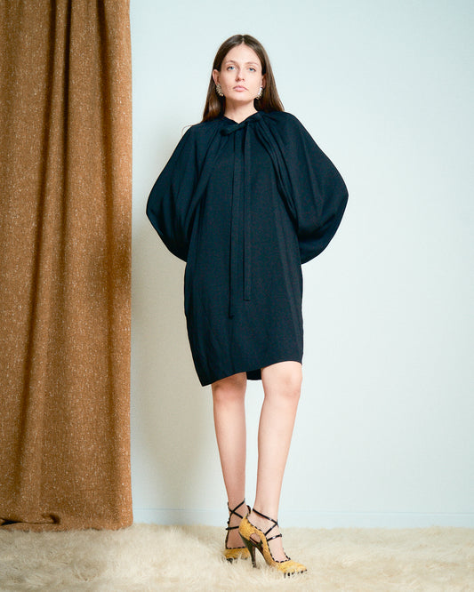 Abito Miu Miu a tubino smanicato con mantella a palloncino incorporata