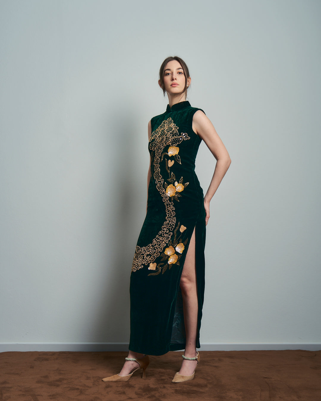 Abito in velluto verde con ricami modello qpao