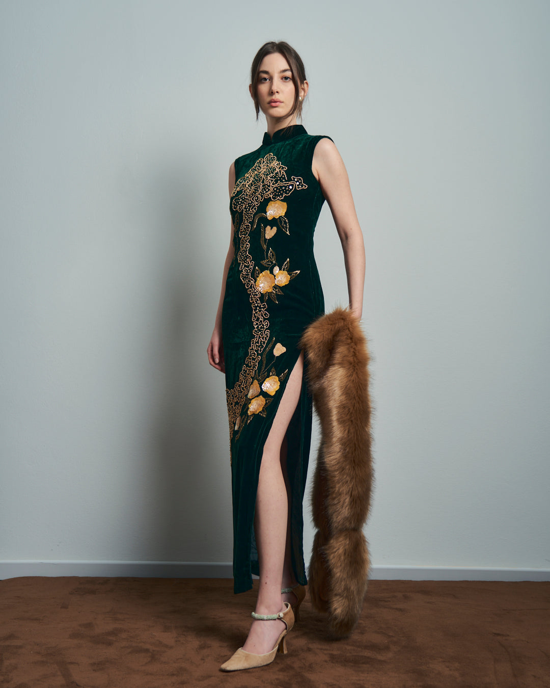 Abito in velluto verde con ricami modello qpao
