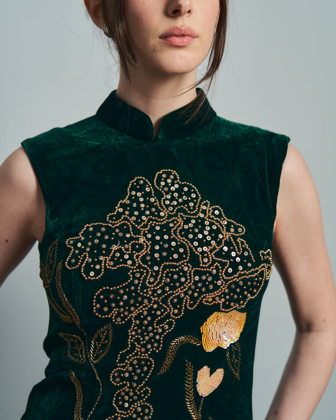 Abito in velluto verde con ricami modello qpao