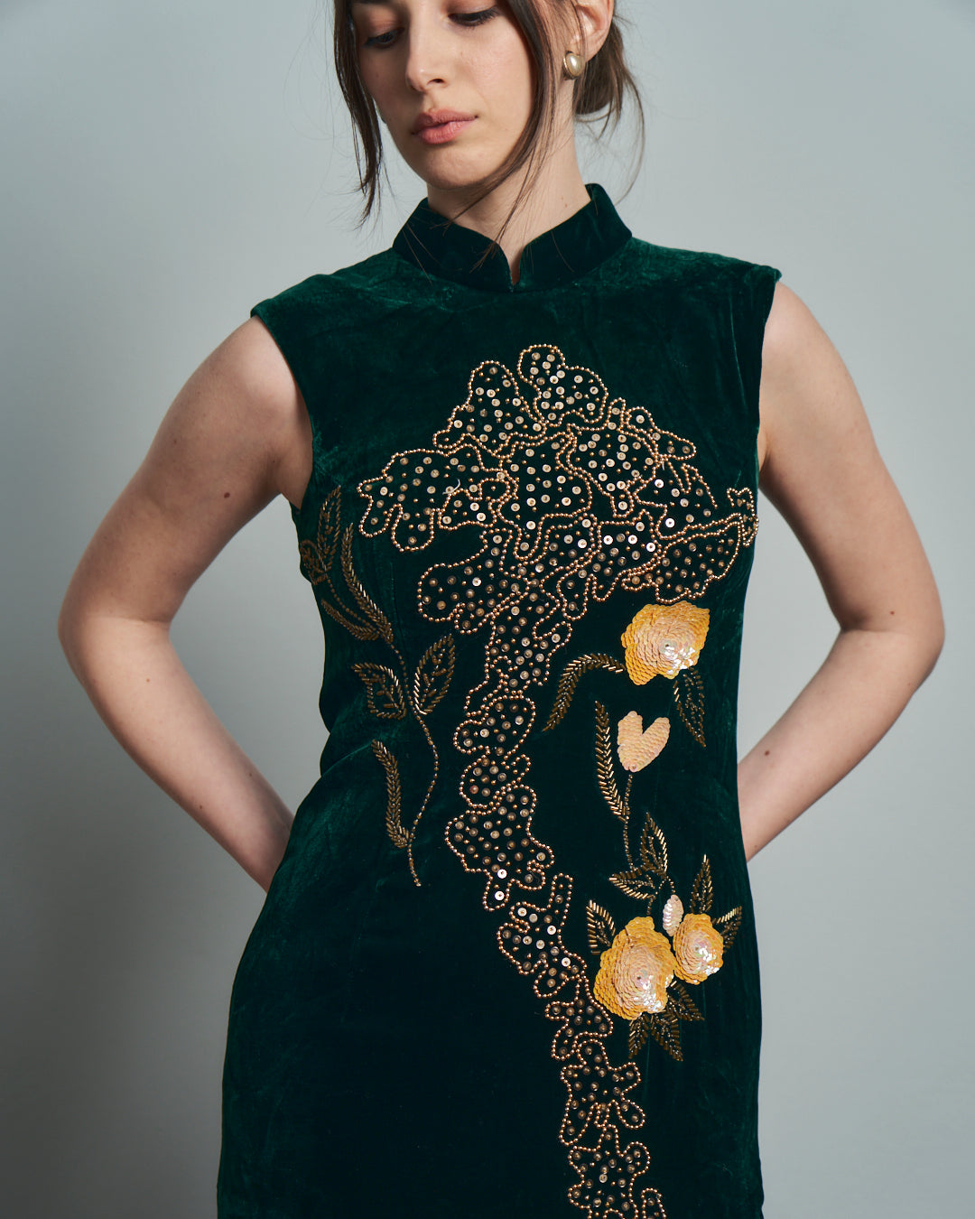 Abito in velluto verde con ricami modello qpao