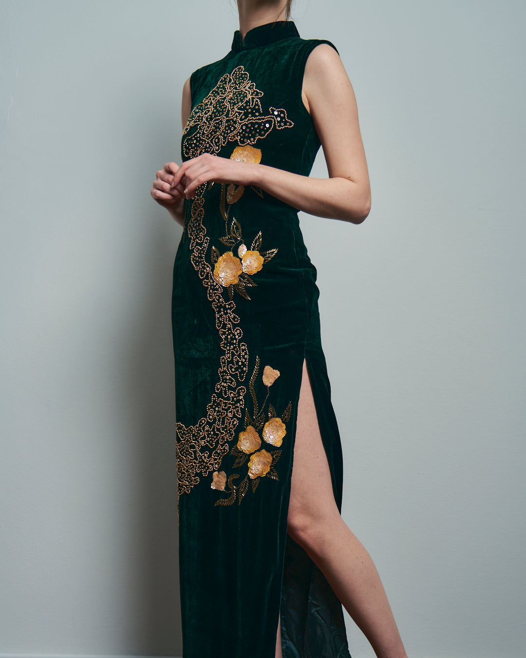 Abito in velluto verde con ricami modello qpao