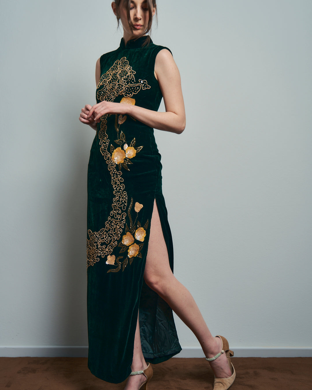 Abito in velluto verde con ricami modello qpao