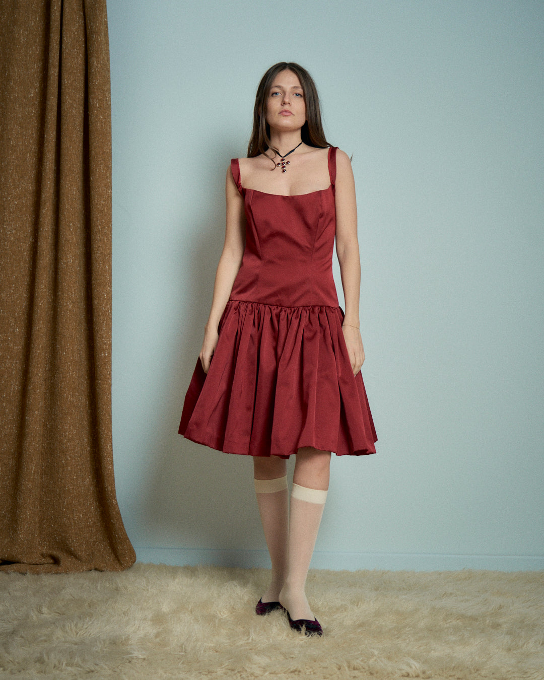 Abito in raso rosso con bustino e gonna arricciata