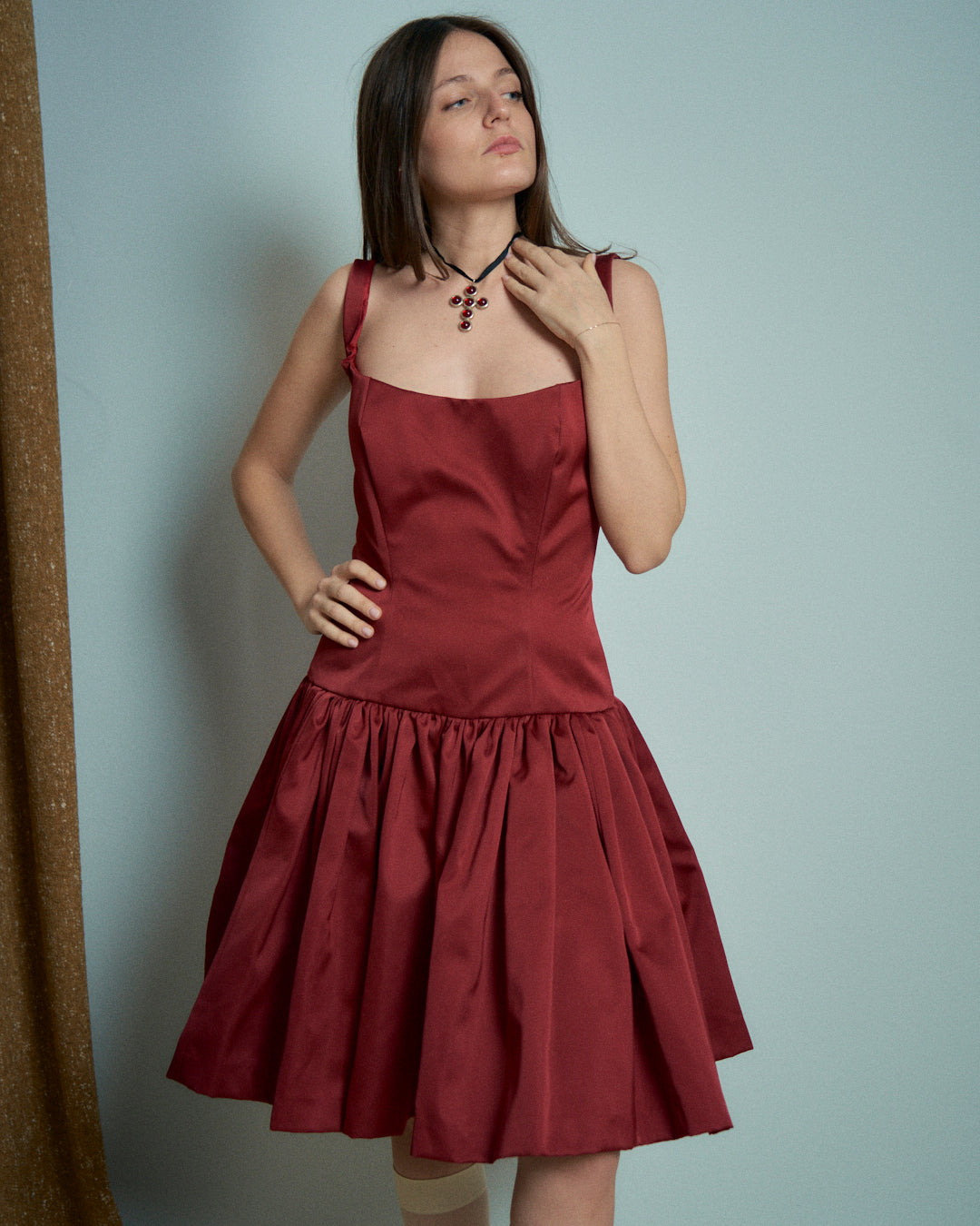 Abito in raso rosso con bustino e gonna arricciata