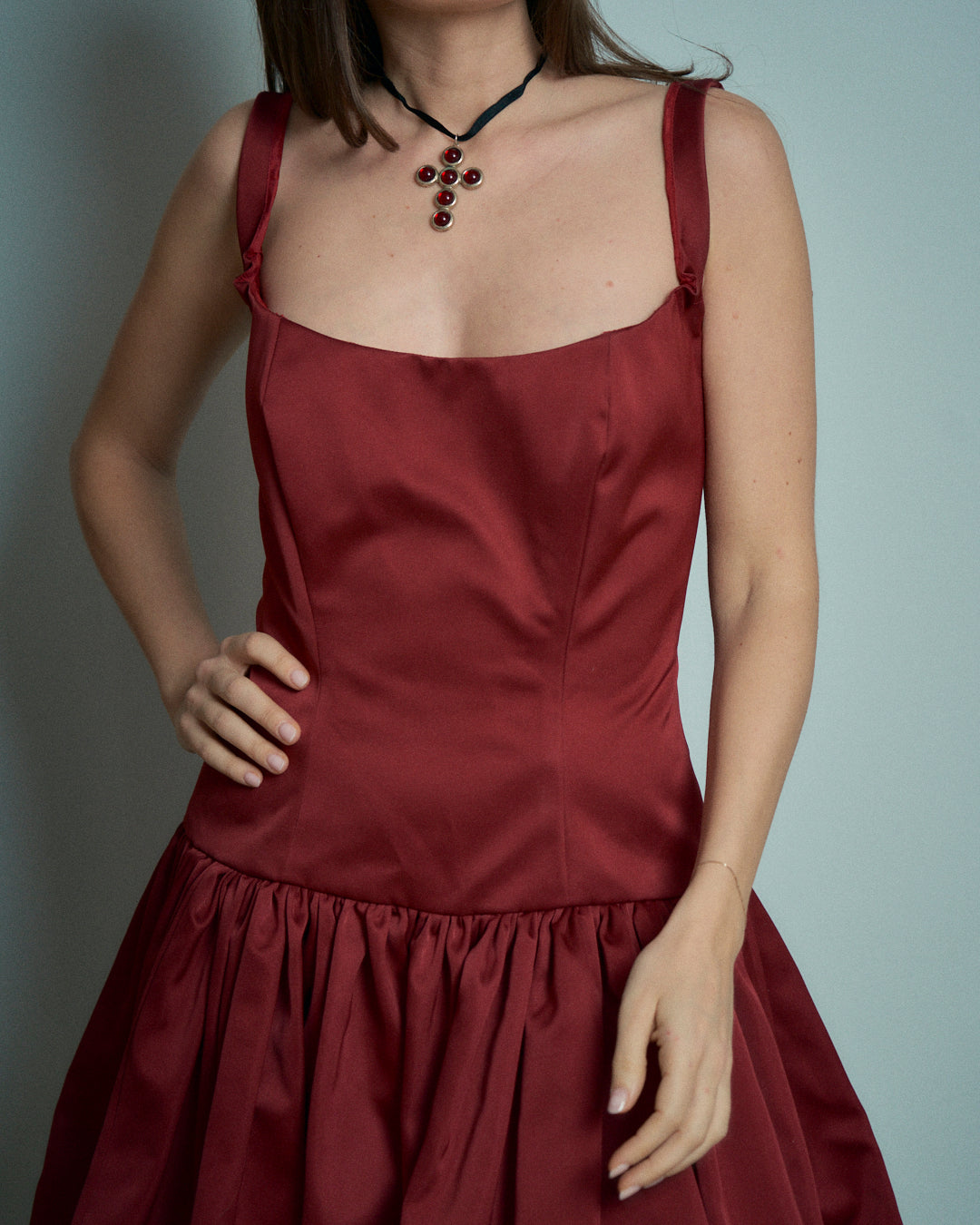 Abito in raso rosso con bustino e gonna arricciata