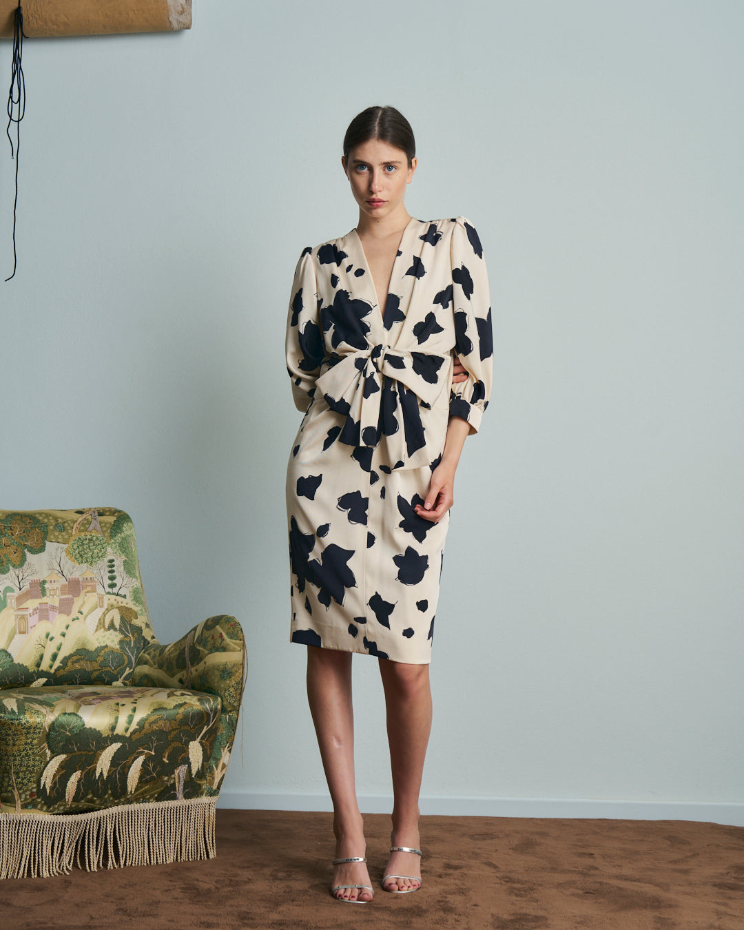 Abito anni 80 sartoriale in seta bianco e nero fantasia fiori