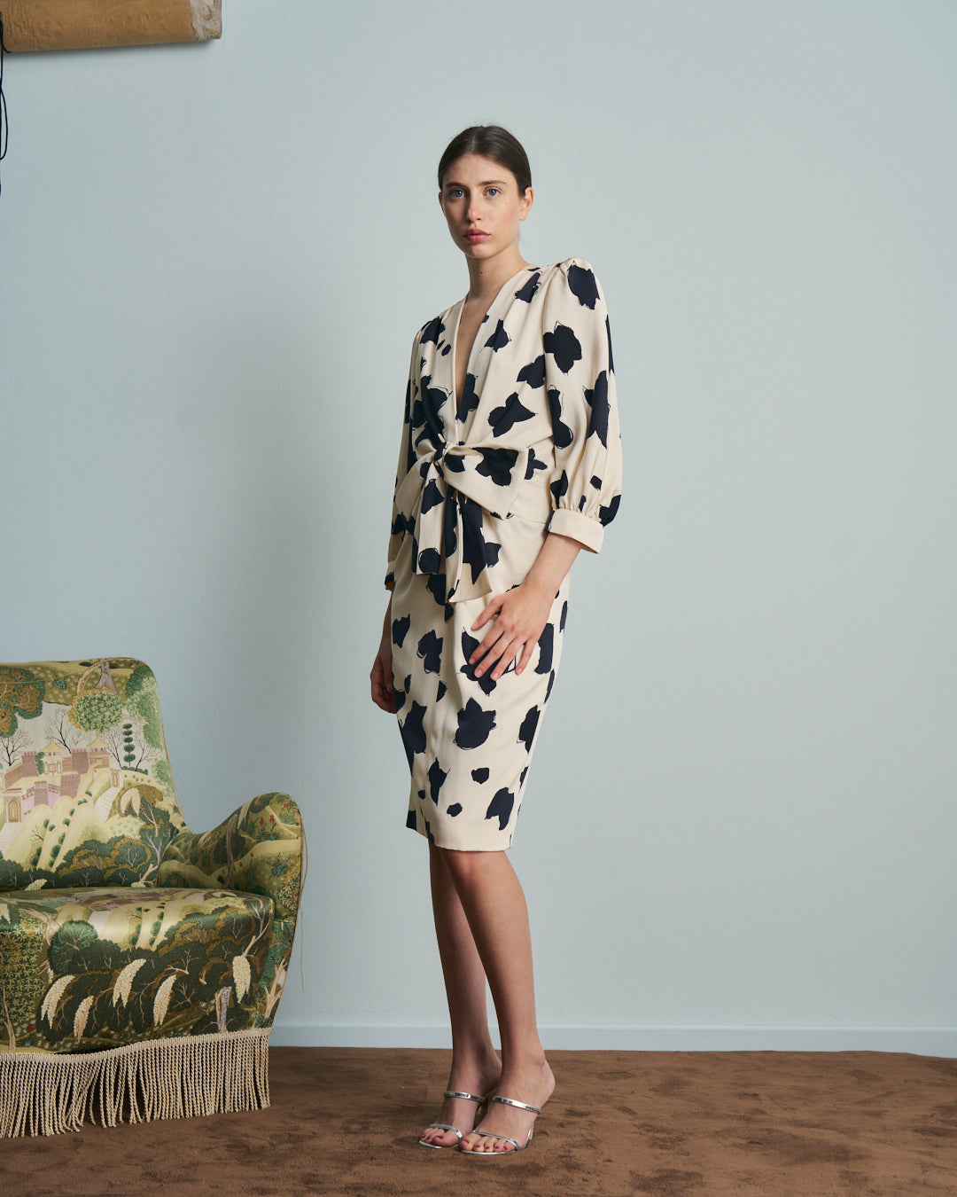 Abito anni 80 sartoriale in seta bianco e nero fantasia fiori