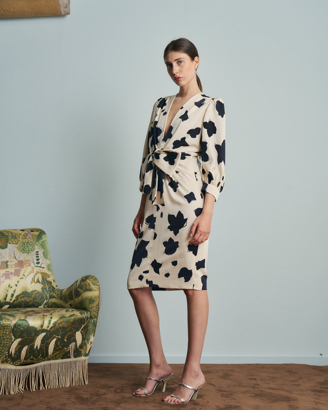 Abito anni 80 sartoriale in seta bianco e nero fantasia fiori