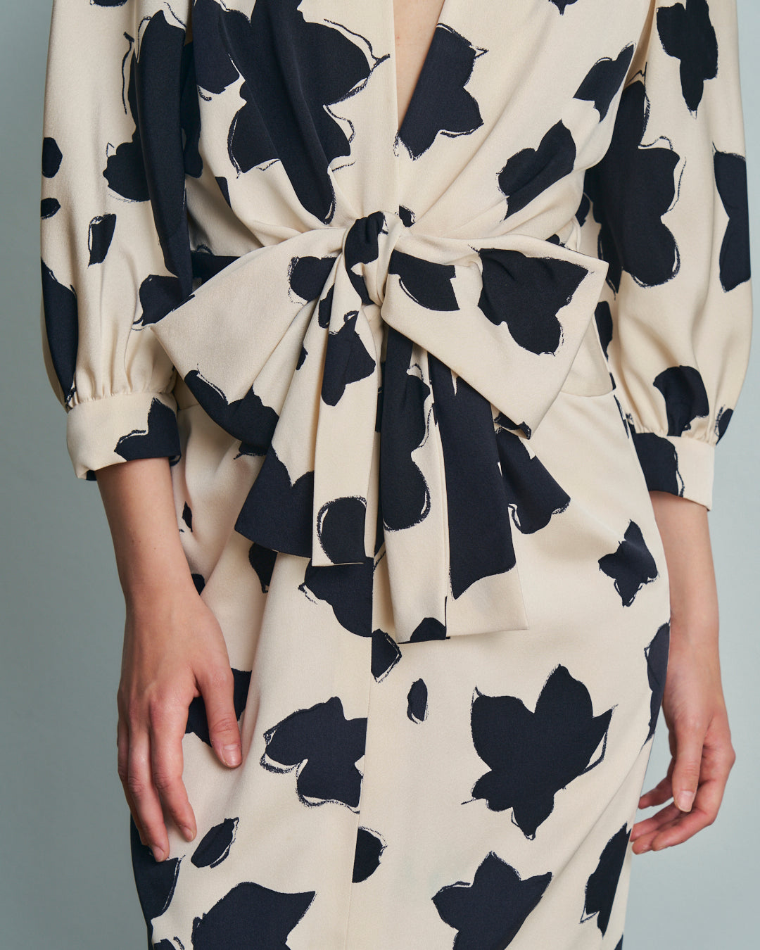 Abito anni 80 sartoriale in seta bianco e nero fantasia fiori