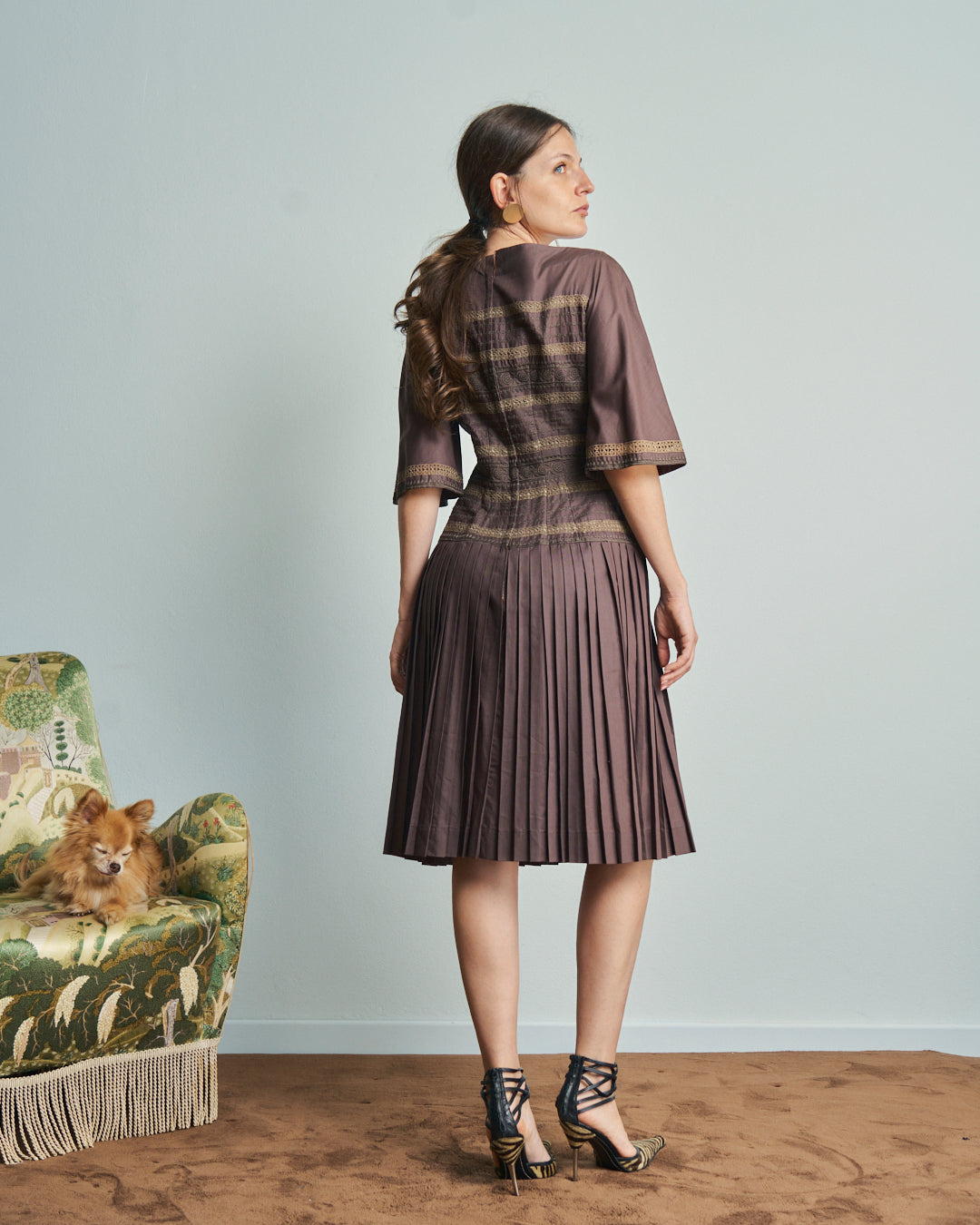 Abito anni 70 americano midi plisse con scollo barchetta e ricami